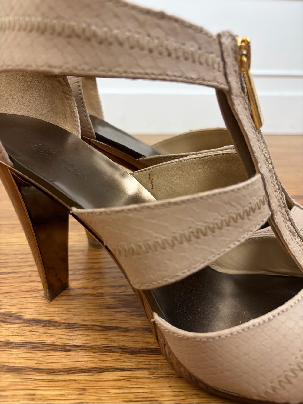 MK Berkley Snake-embossed Leather T-strap Nude Sandals (10) - Picture 7 of 9